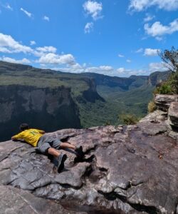 Me leaning over the edge of a cliff at Chapada Diamantina National Park