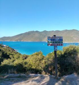 A viewpoint on the sea and some trail signs on the trail near Praia do Pontal da Atalaia in Arraial do Cabo, Brazil